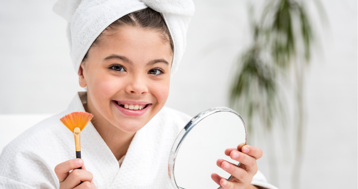 Niña haciendo rutina de skincare en referencia a rutinas de cuidado en niños