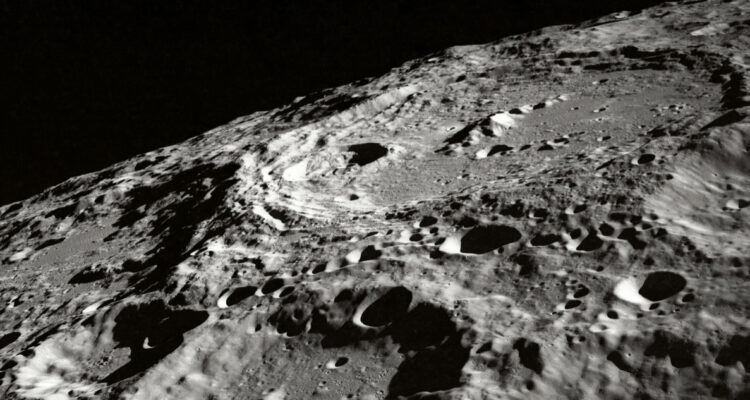 Foto de la superficie de la Luna, donde hay señales de agua