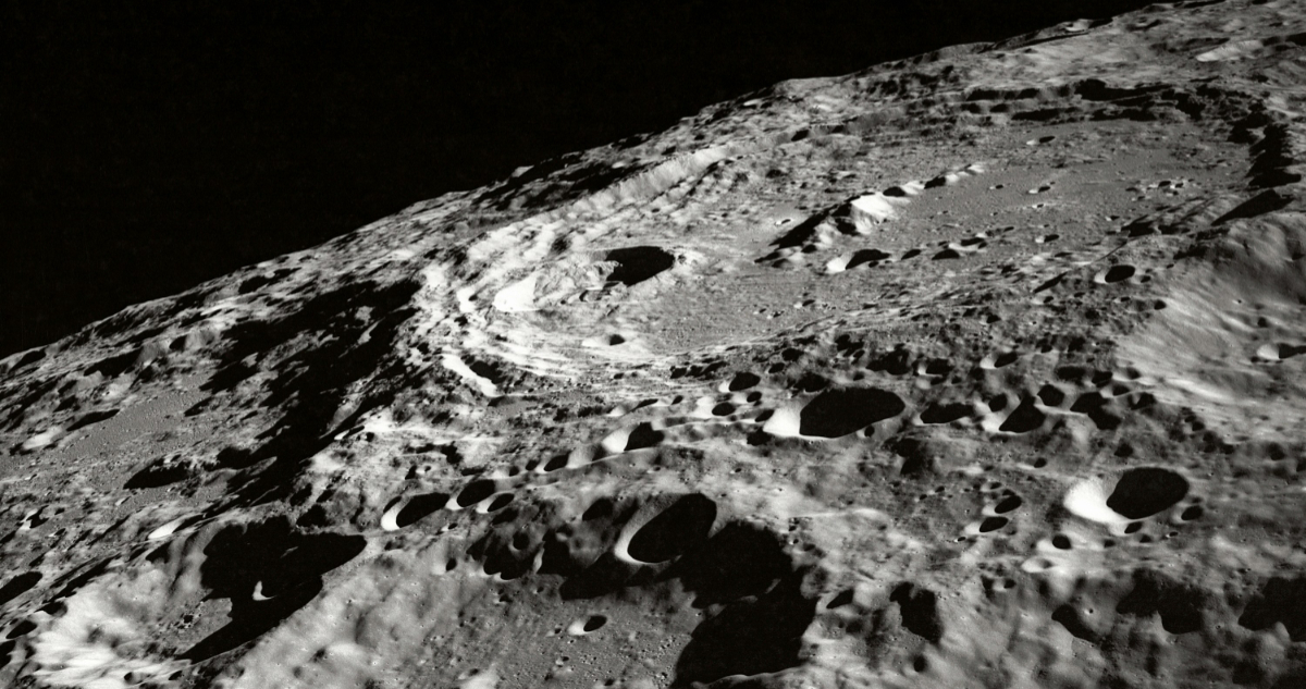 Foto de la superficie de la Luna, donde hay señales de agua