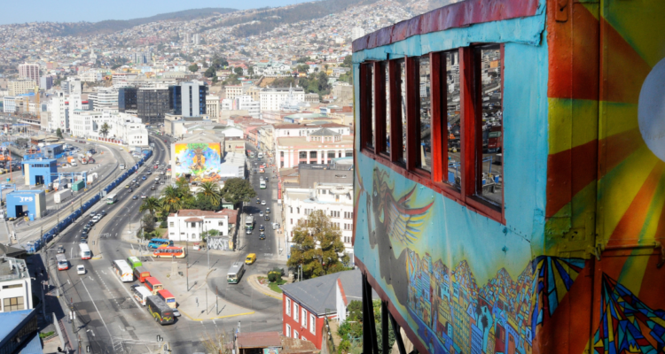 Autoridades priorizarán recuperación de ascensores que conectan plan con cerros en Valparaíso