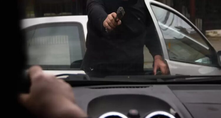 Tercer asesinato en violenta noche en la RM: hombre muere baleado durante robo de su auto en Santiago