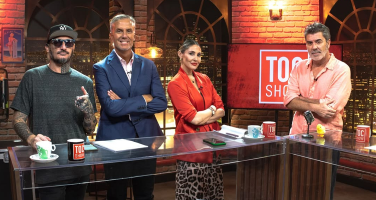 Panelistas de Toc Show junto a su animador, Juan Carlos ‘Pollo’ Valdivia en referencia a cambios en el programa