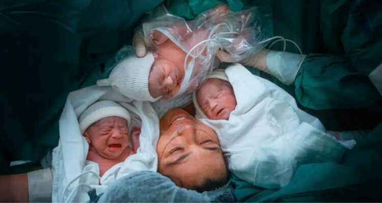 Nacen trillizos gemelares en la región de Antofagasta, sabes qué tan riesgoso o peligroso son estos embarazos y con qué probabilidad pasan.