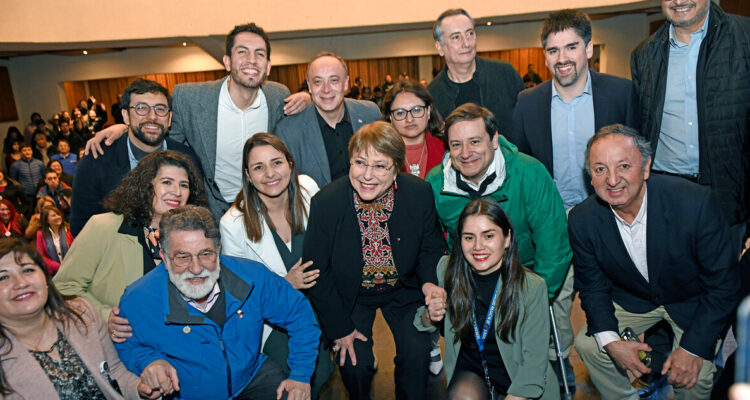 Expresidenta Bachelet junto a comunidad de la UACh en Valdivia