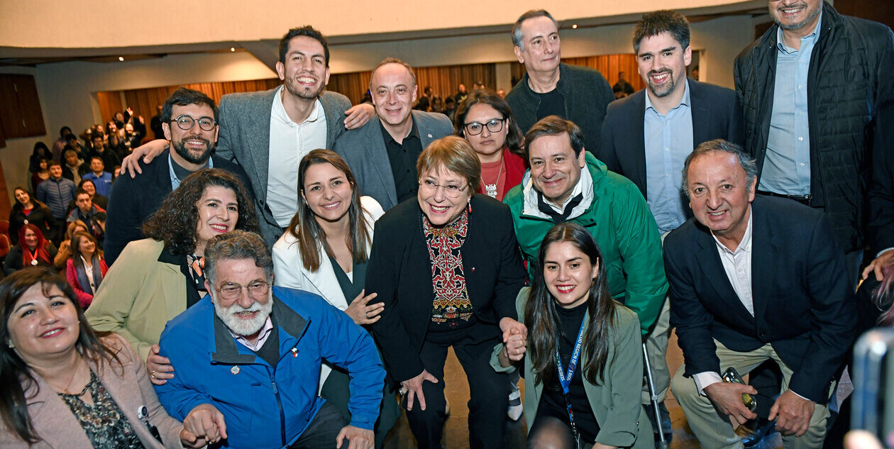 Expresidenta Bachelet junto a comunidad de la UACh en Valdivia