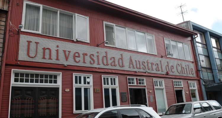 Frontis de una de las sedes de la UACh