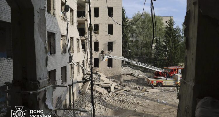 Rescatistas ucranianos trabajando en el lugar del ataque con cohetes en Poltava