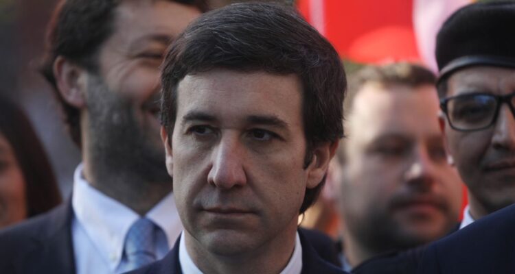 UDI descarta suspensión de militancia de Chadwick y pide que la USS aclare alto sueldo de Cubillos