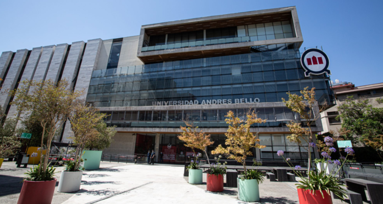 Estudiantes de la UNAB se movilizan: denuncian suicidio de alumno de derecho por ciberbullying