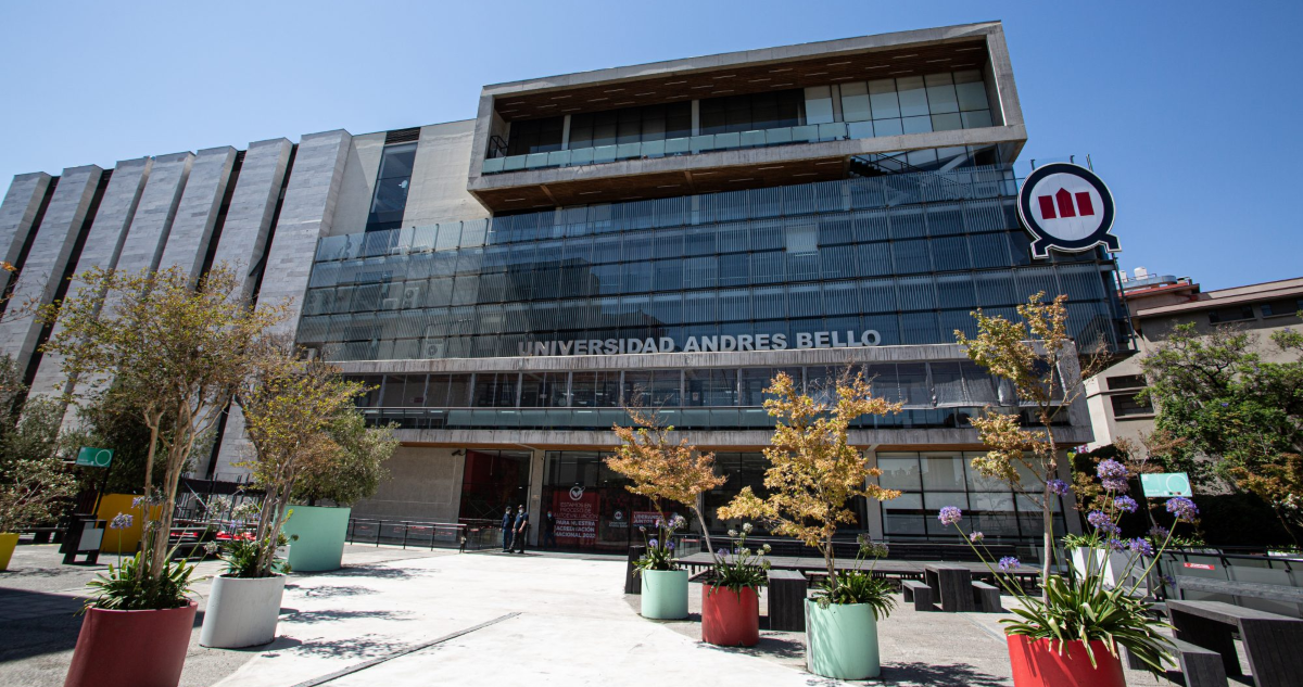 Estudiantes de la UNAB se movilizan: denuncian suicidio de alumno de derecho por ciberbullying