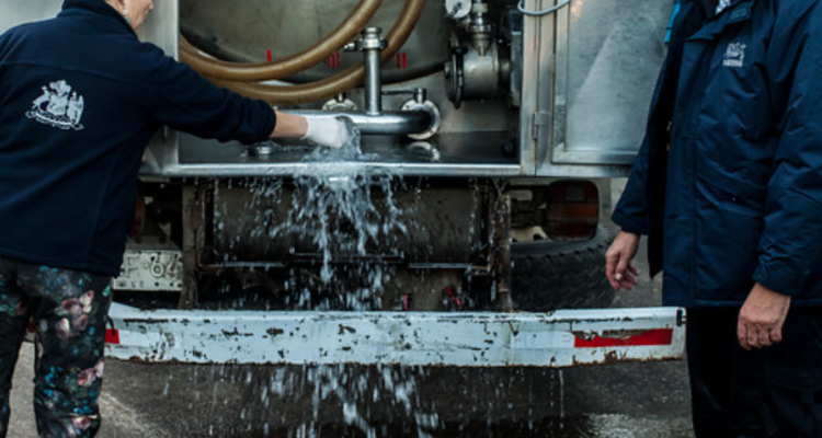 4 mil personas reciben agua potable desde camiones aljibes en Los Lagos y gremio expresa preocupación