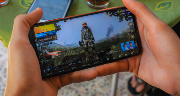 Persona jugando videojuego en referencia a estudio sobre salud mental y videojuegos