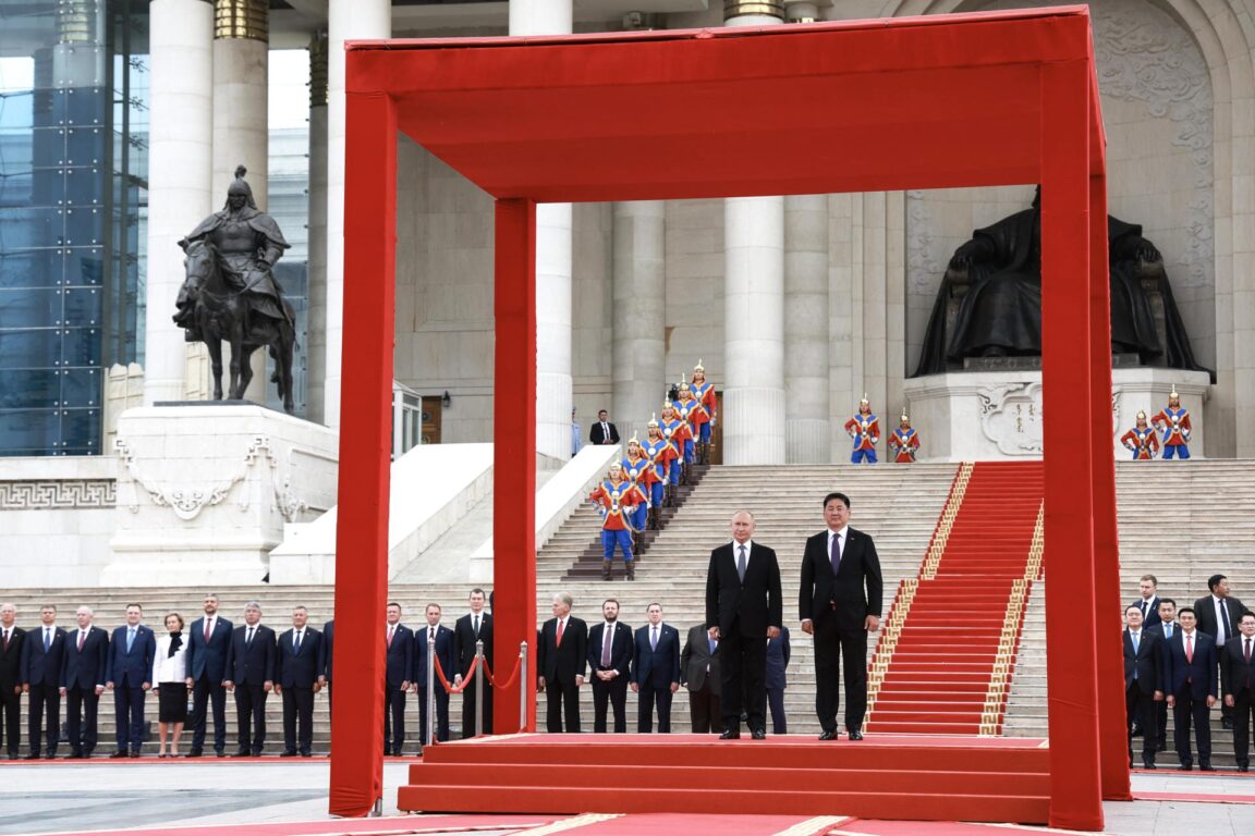 Vladimir Putin siendo recibido por el presidente de Mongolia, Ukhnaagiin Khürelsükh