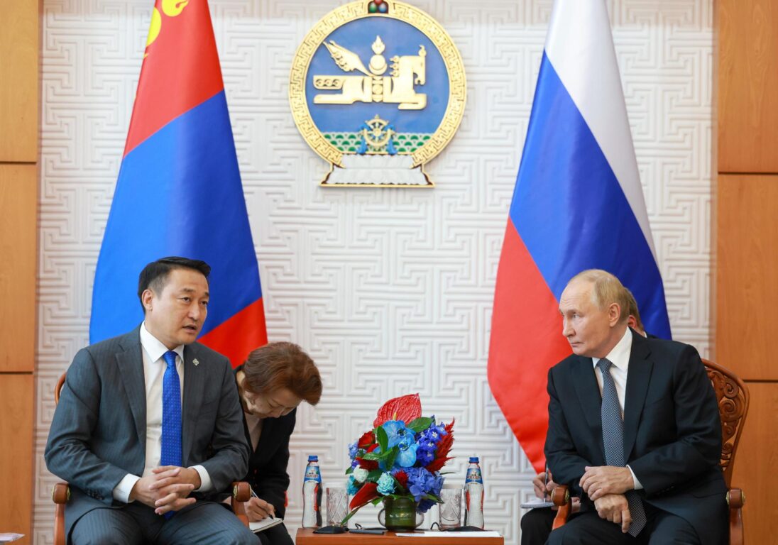 Vladimir Putin siendo recibido por el presidente de Mongolia, Ukhnaagiin Khürelsükh