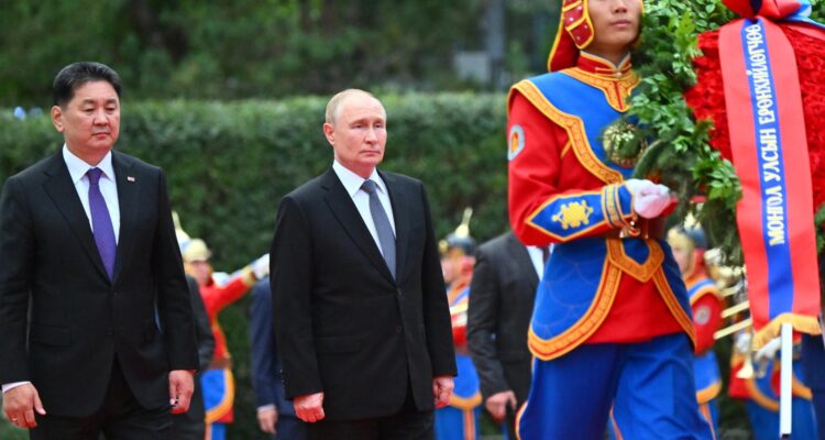 Vladimir Putin siendo recibido por el presidente de Mongolia, Ukhnaagiin Khürelsükh