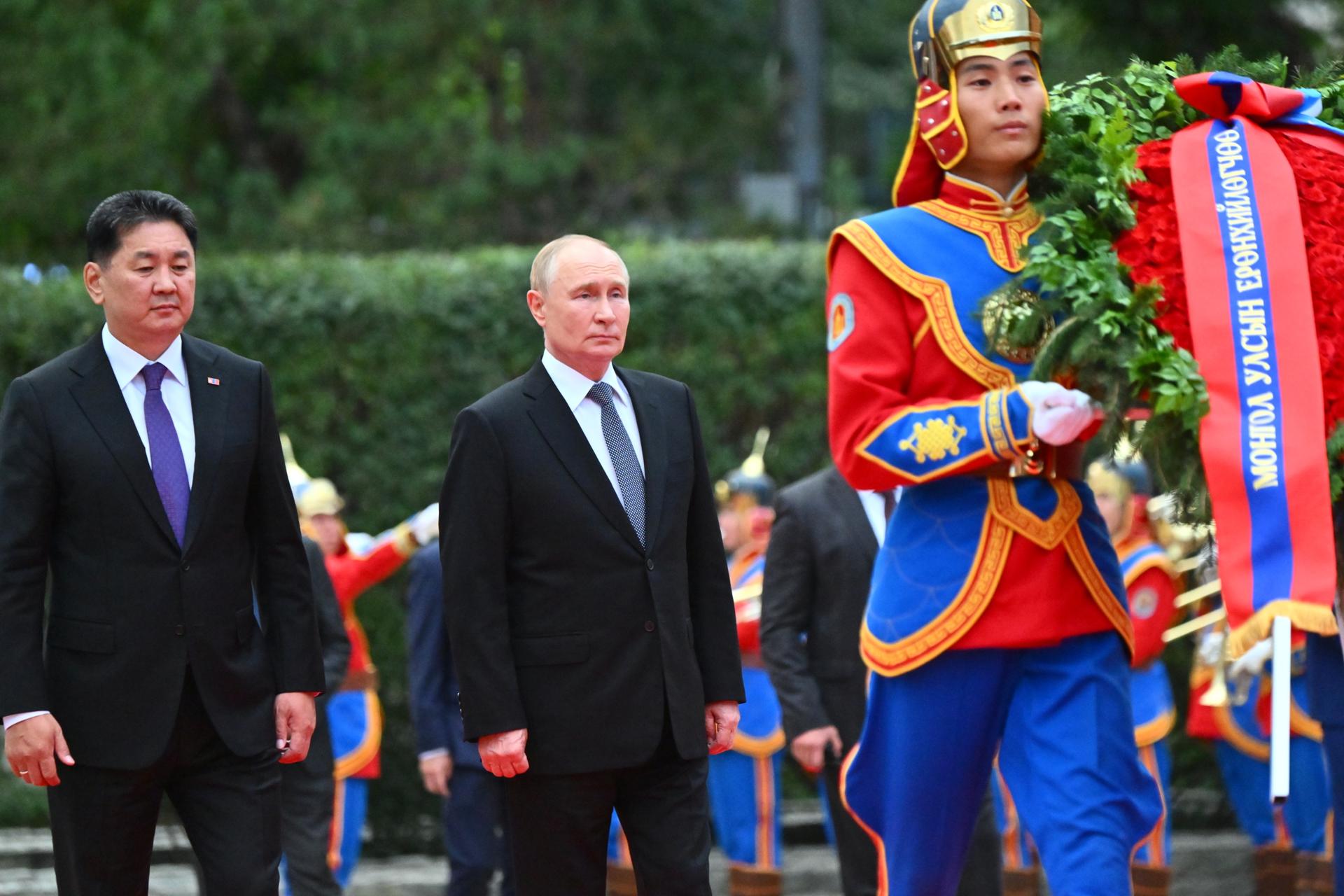 Vladimir Putin siendo recibido por el presidente de Mongolia, Ukhnaagiin Khürelsükh