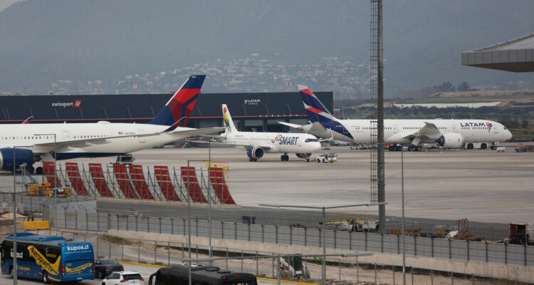 Gobierno de Venezuela suspende los vuelos comerciales con Chile.