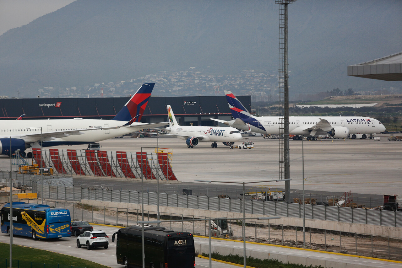 Gobierno de Venezuela suspende los vuelos comerciales con Chile.