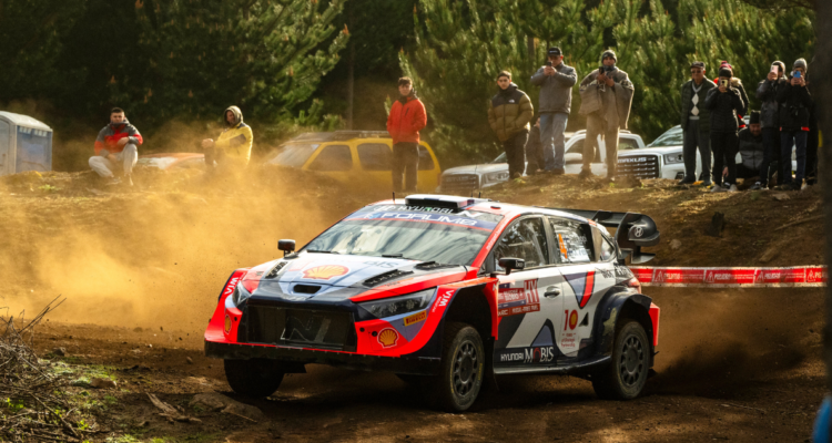 Suspenden primer tramo del WRC en Chile por culpa de hinchas en la ruta.