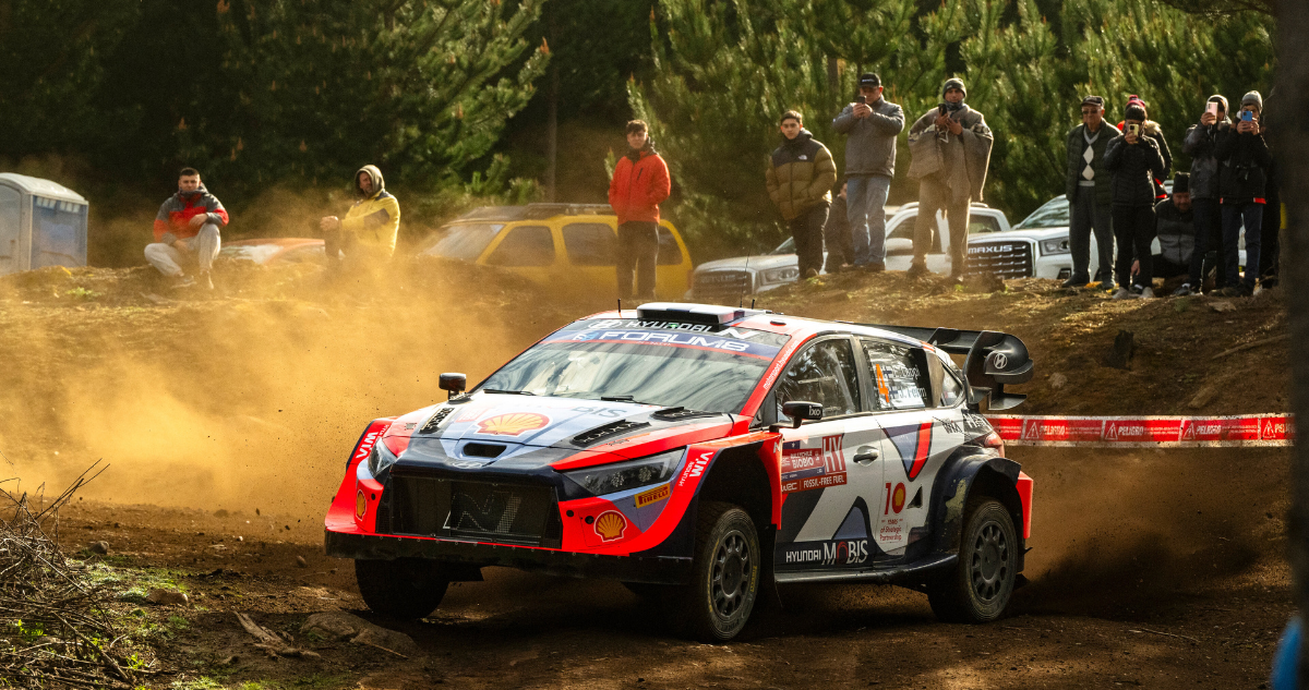 Suspenden primer tramo del WRC en Chile por culpa de hinchas en la ruta.