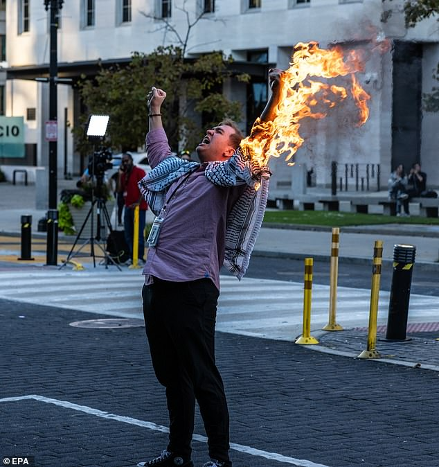 Hombre intenta prenderse fuego por Palestina