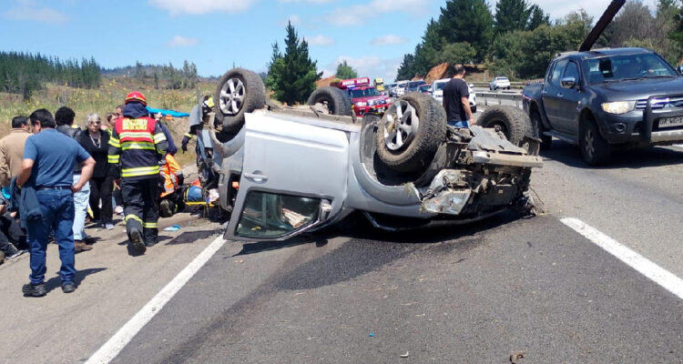 Vehículo menor volcó en la Ruta del Itata en dirección a Chillán: dos personas con lesiones leves