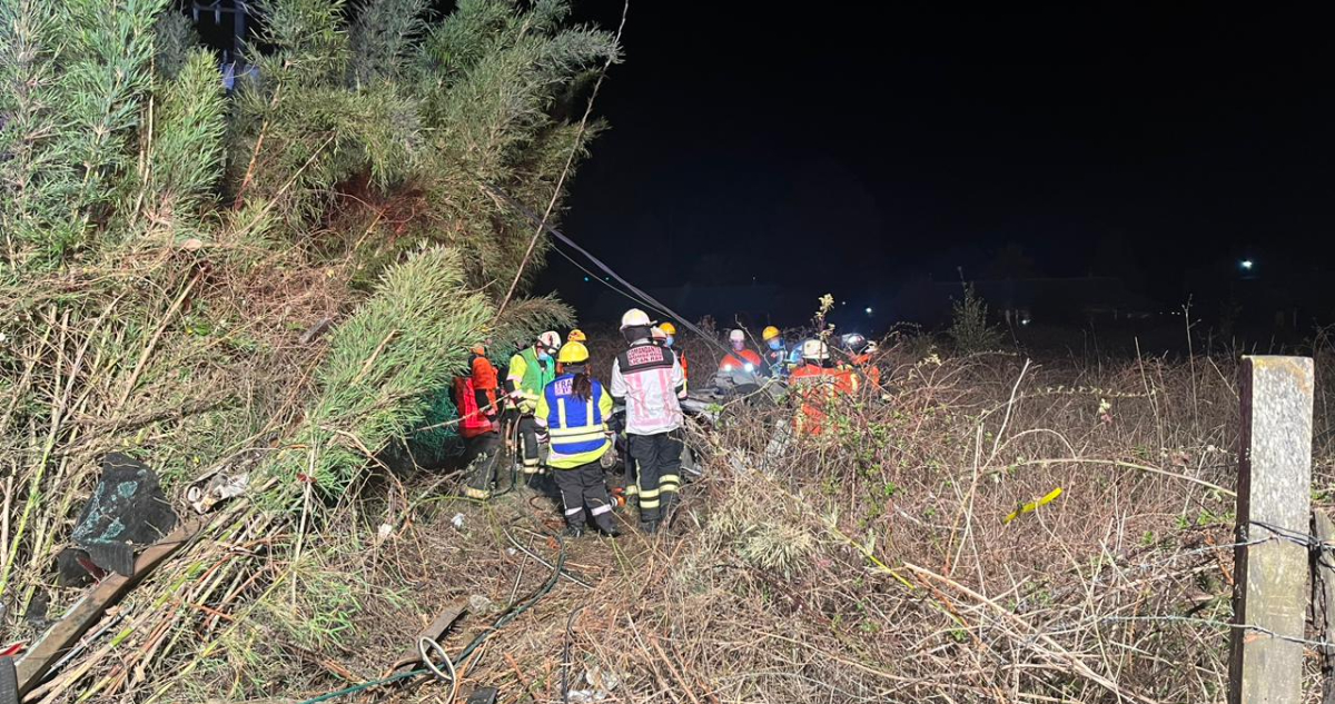 Conductor muere tras chocar contra un poste y luego volcar, en ruta que une Villarrica con Lican Ray