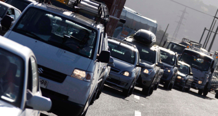 Los únicos casos donde los conductores tienen permitido adelantar por la derecha en Chile