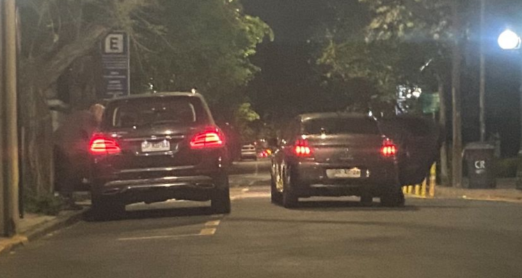 Adulto mayor sufre portonazo en Providencia: delincuentes no lograron encender el vehículo tras asalto