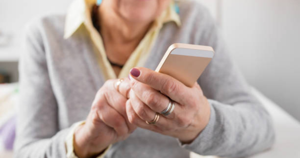 ¿Por qué a muchos adultos mayores les gusta pasar horas jugando con el celular?