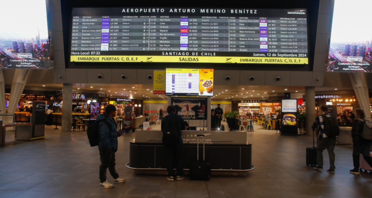 Detenido por falsa amenaza de bomba en el Aeropuerto de Santiago queda en libertad tras formalización
