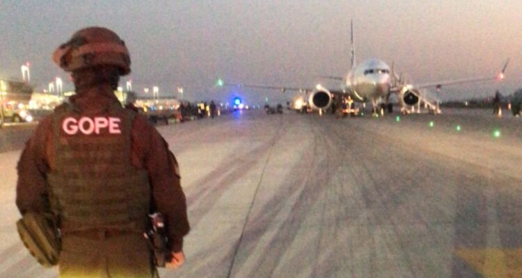 Amplio operativo en Aeropuerto de Santiago por aviso de bomba en avión: hay un pasajero detenido