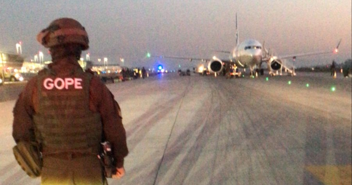 Amplio operativo en Aeropuerto de Santiago por aviso de bomba en avión: hay un pasajero detenido