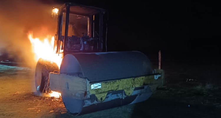 Máquina aplanadora destruida en ataque incendiario en Victoria