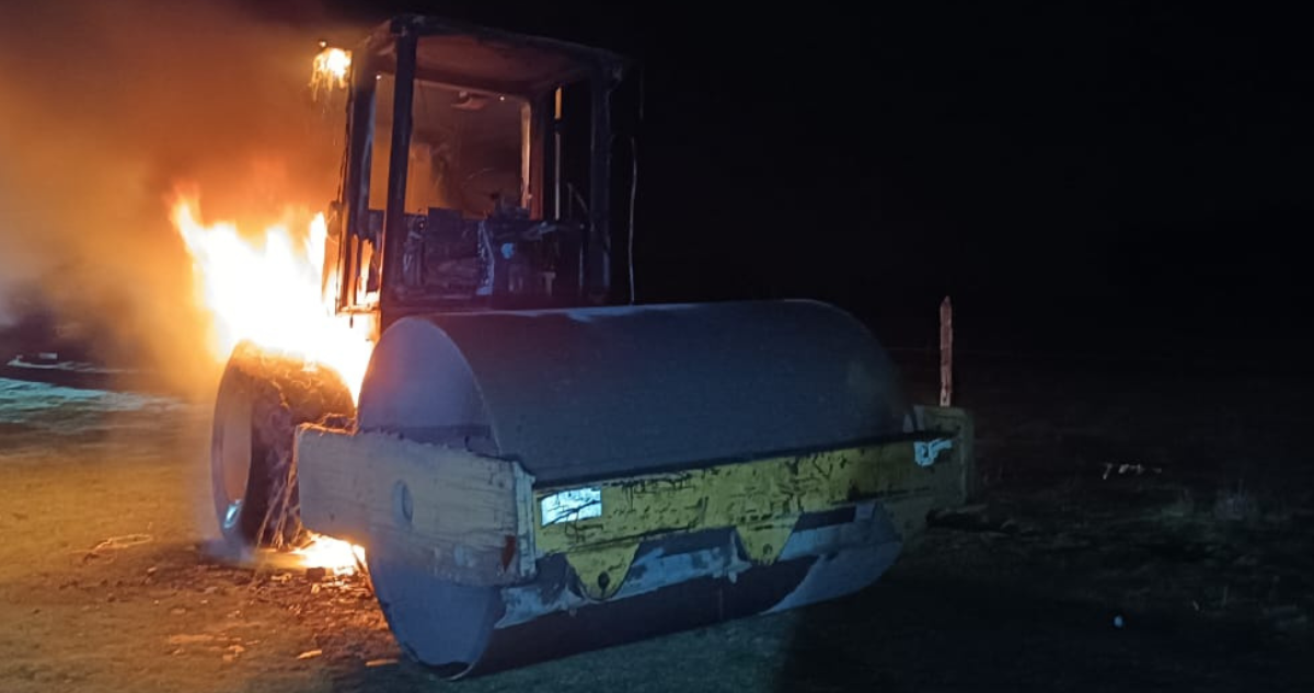Máquina aplanadora destruida en ataque incendiario en Victoria