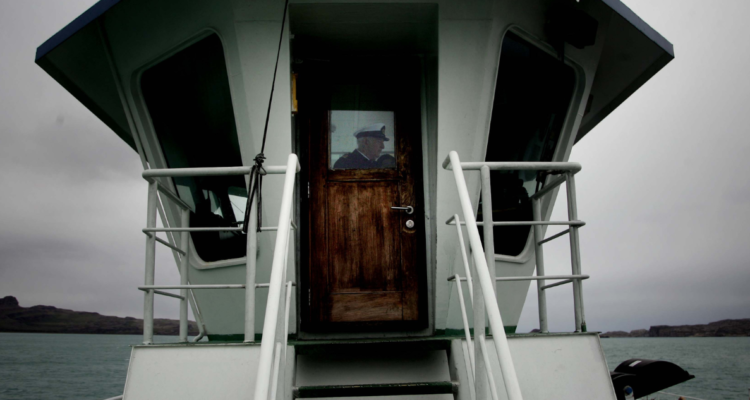 Funcionario de la Armada en barcaza en La Unión