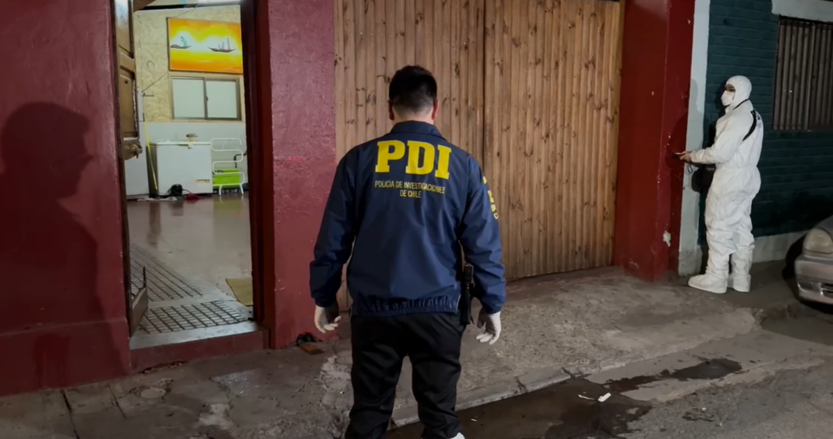 Buscan a hombre que habría asesinado a ex de su polola con las astillas de una puerta en Independenci