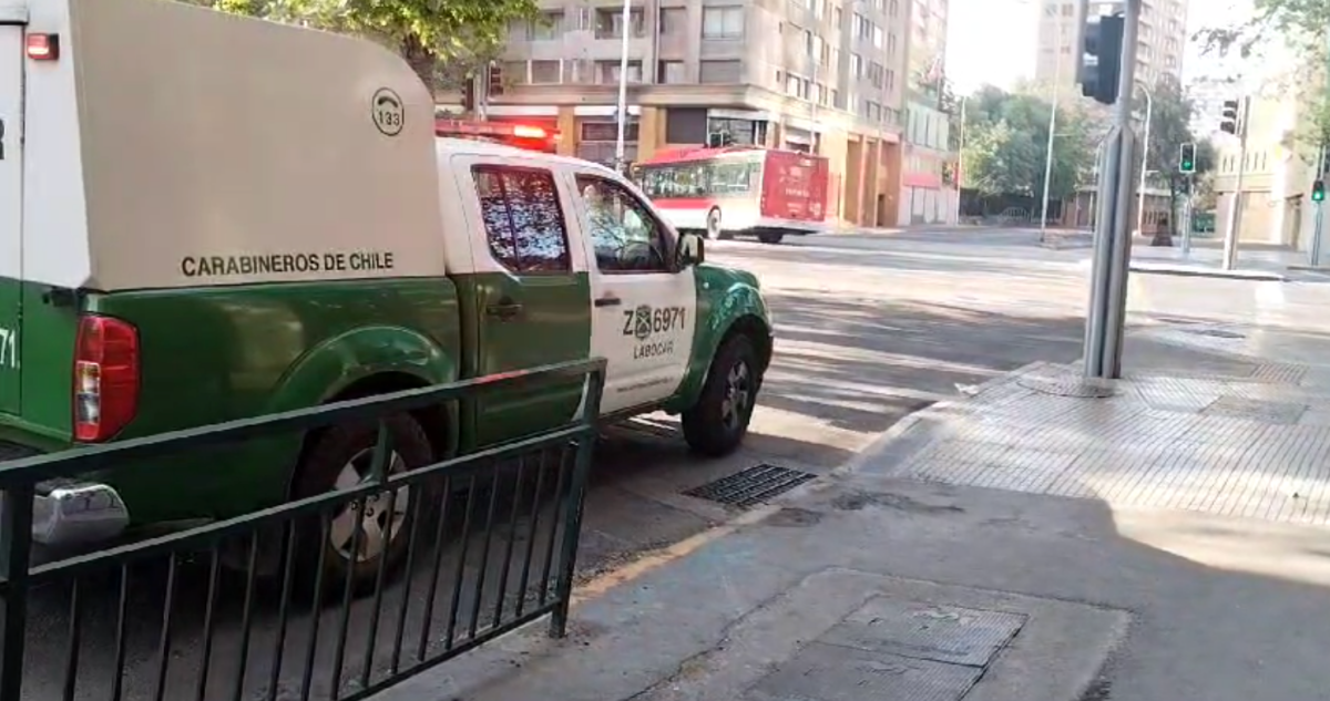 Diligencias de Carabineros en el lugar del homicidio en Alameda con Irene Morales.