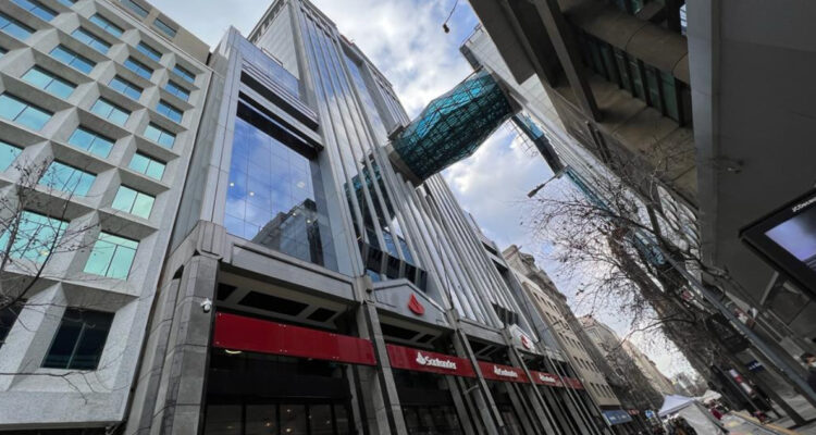 Andrés Sansone asume como nuevo economista jefe de Santander Chile