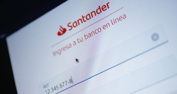 Santander se querella por ciberataque: afectó a más de 320 mil clientes por problemas en transacciones