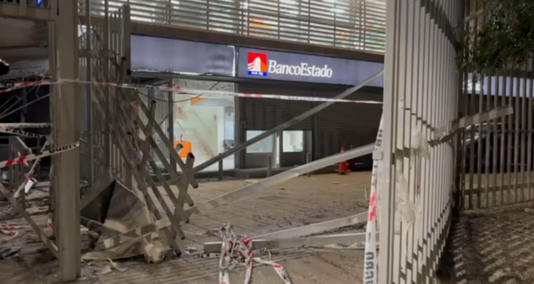 Delincuentes detonan cajeros automáticos en banco de Puente Alto: se fueron con las manos vacías