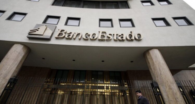 Detienen a tres exfuncionarios de BancoEstado y otras 2 personas por fraude de más de $6 mil millones