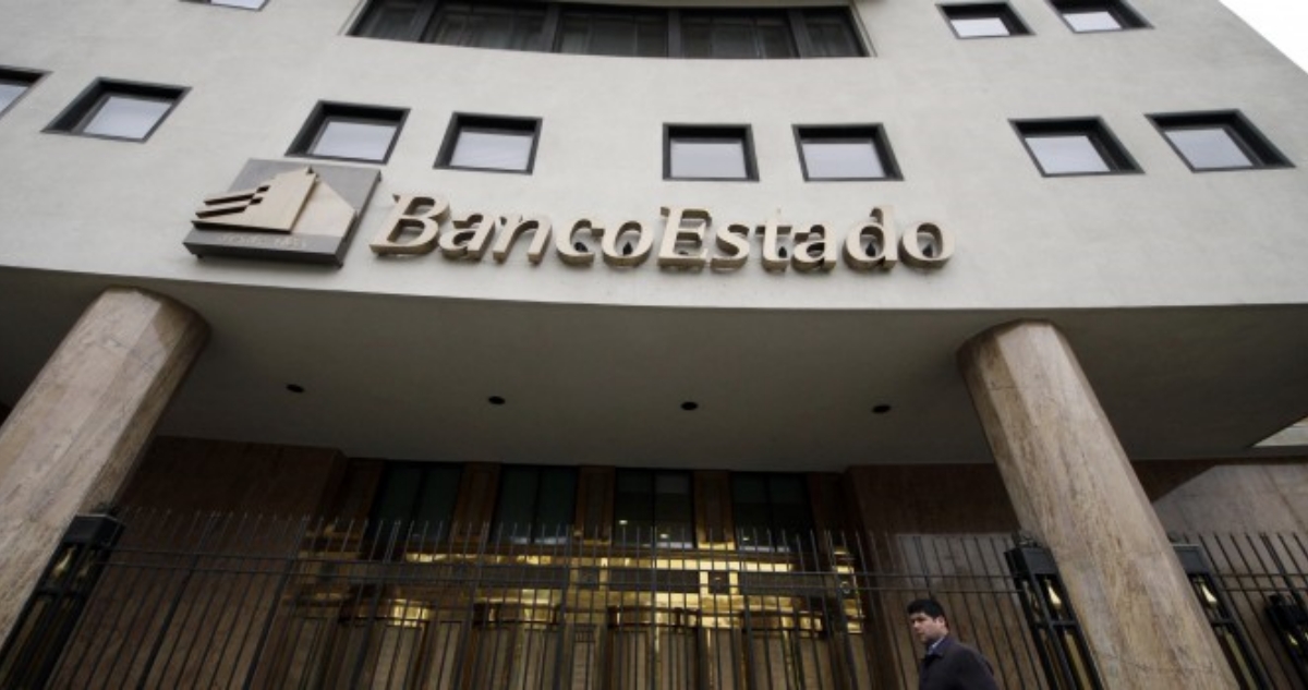 Detienen a tres exfuncionarios de BancoEstado y otras 2 personas por fraude de más de $6 mil millones