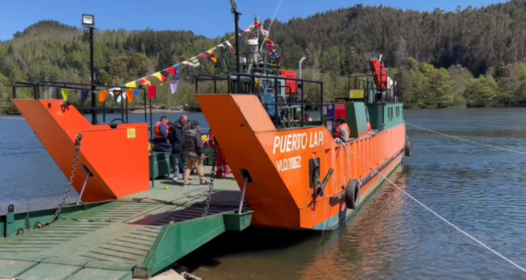 Imagen de barcaza comenzó a operar en el sector Llancacura de La Unión