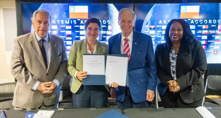 Bill Nelson en la firma de Chile en los Acuerdos de Artemis