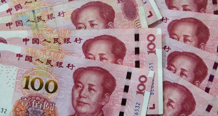 China baja la tasa de interés por sobre lo proyectado en un esfuerzo por reavivar su economía