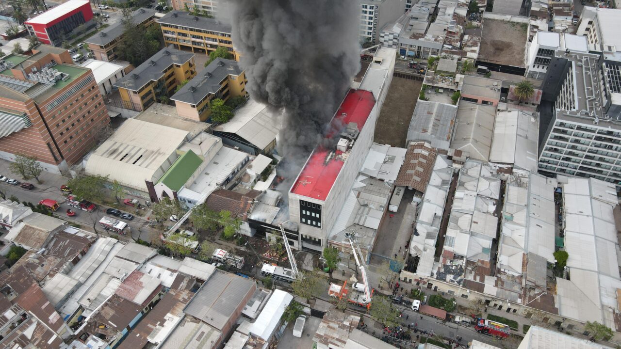 Gigantesco incendio destruye bodegas de productos chinos en Santiago