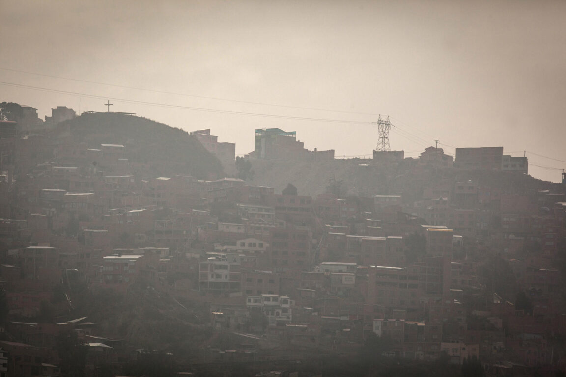 La Paz cubierta con humo 