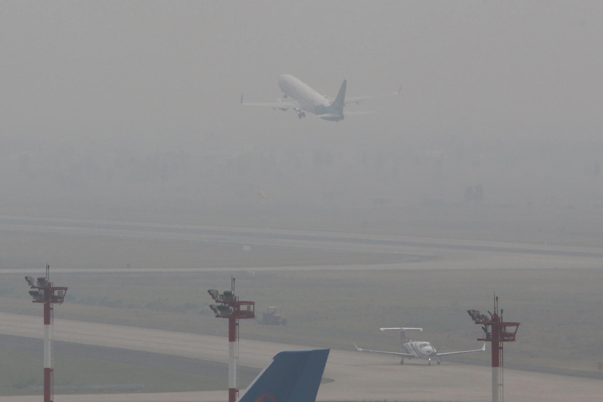 Avión despegando en el aeropuerto de Viru Viru en Santa Cruz, Bolivia