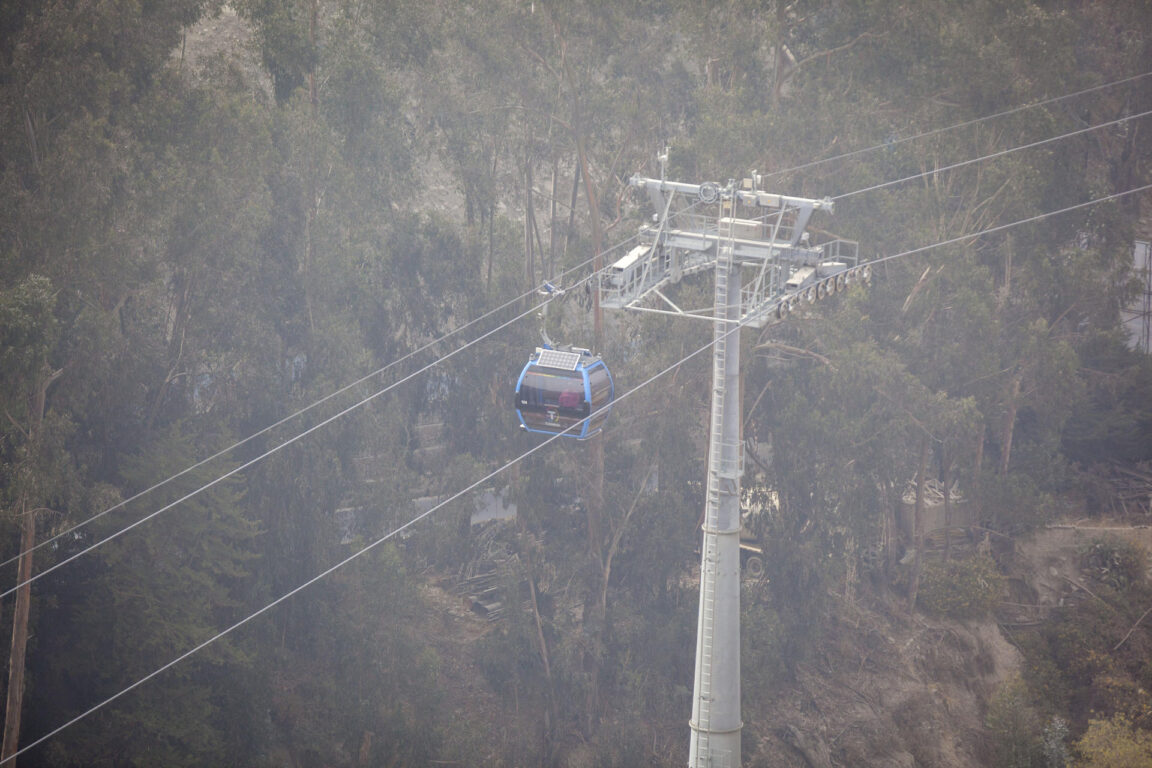 Teleférico con una capa de humo ocasionada por los incendios en La Paz 